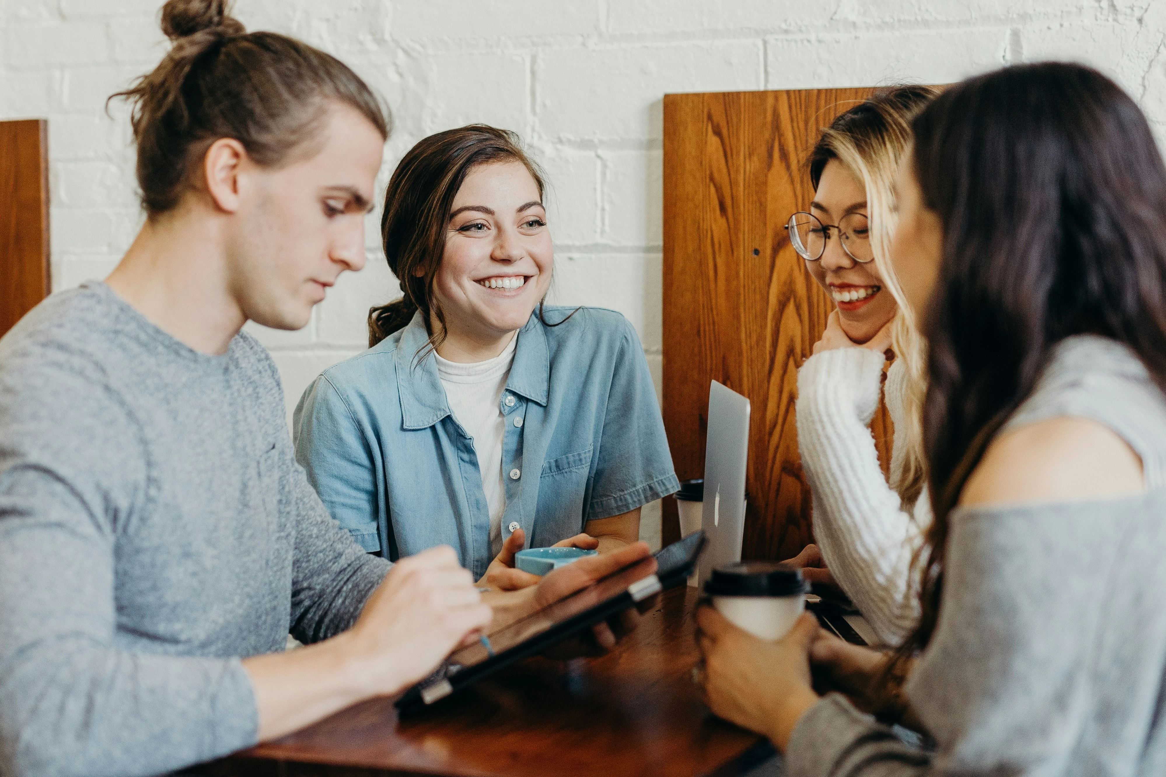 Étudiants internationaux échangeant ensemble