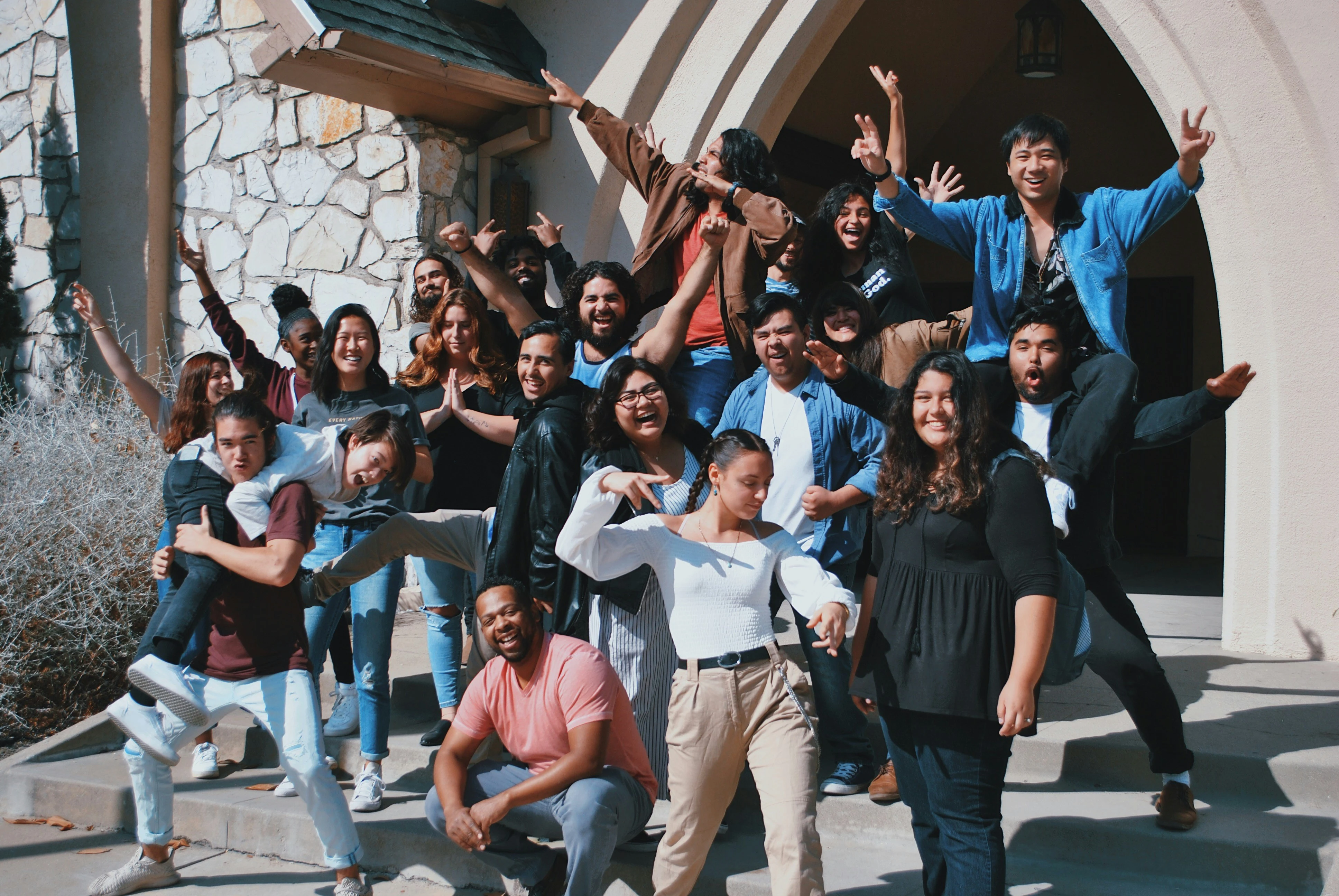 Étudiants internationaux échangeant sur un campus universitaire